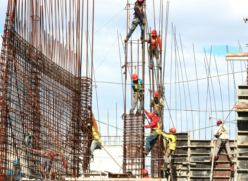 Lavoratori su tralicci in cantiere