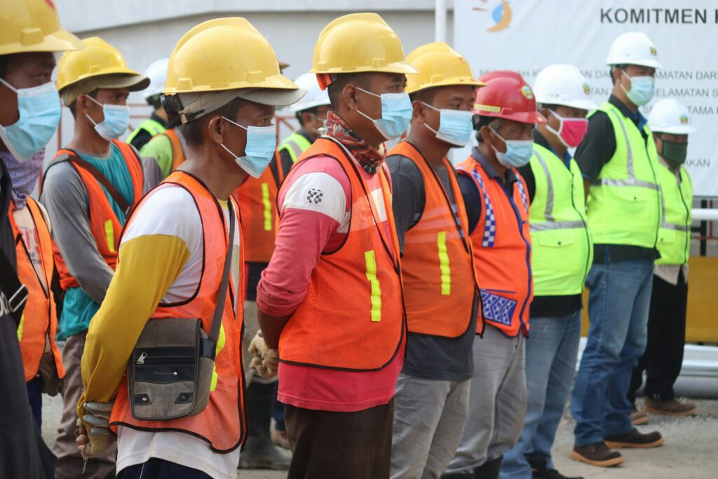 Lavoratori in fila in un cantiere